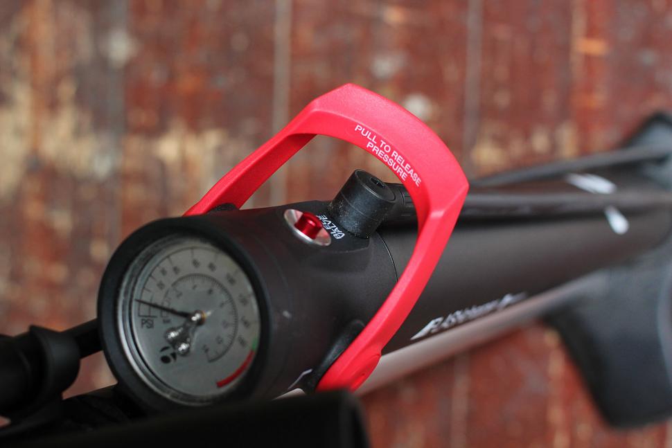 Review Bontrager TLR Flash Charger floor pump road.cc